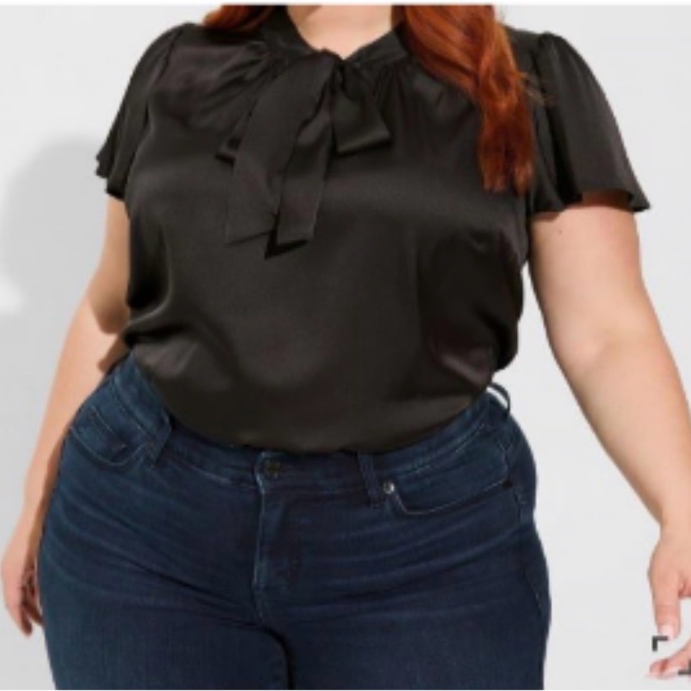 🚂Torrid tie front neck flutter sleeve Deep black GUC size 1..